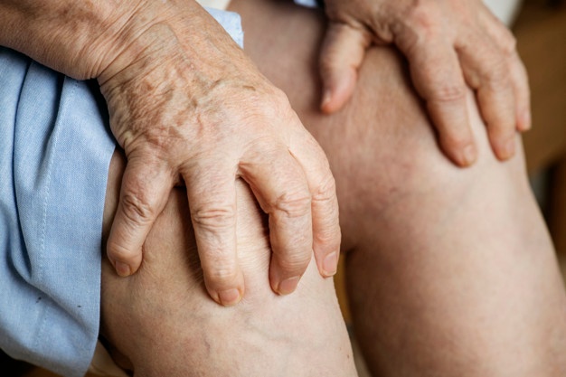 elderly-woman-suffering-knee-pain_53876-40986.jpg