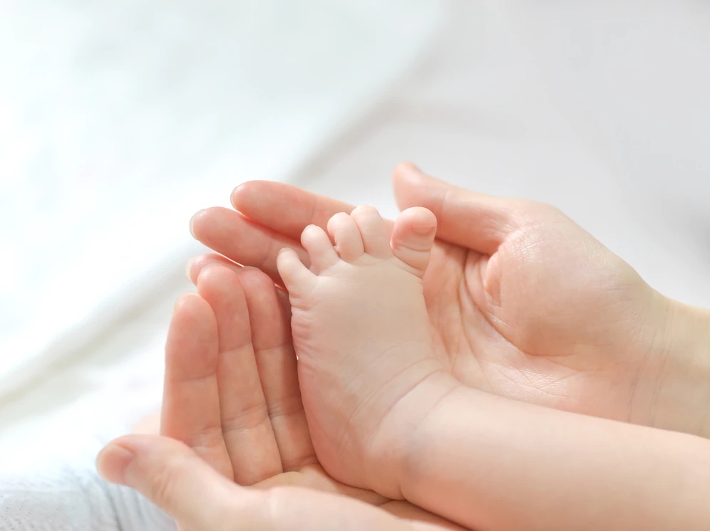 baby-feet-mother-hands_1112-1469.webp.jpg